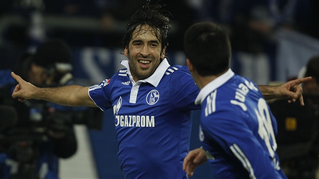 ZASE TEN RAÚL. panlská legenda slaví v dresu Schalke gól do sít Brém,