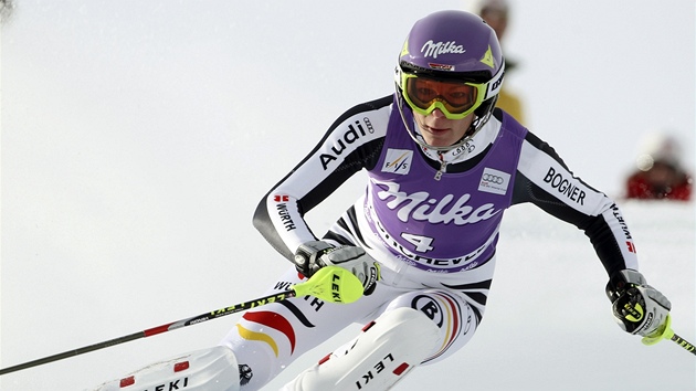 NEBEZPEN RYCHLOST. Nmka Maria Hoefl-Rieschov bhem prvnho kola slalomu. 