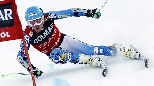 POZOR, JEDU! Amerian Ted Ligety se ítí ze svahu bhem prvního kola obího