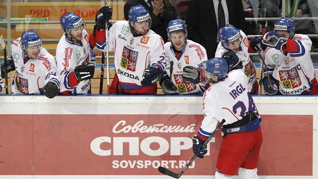Čeští hokejisté se radují z proměněného nájezdu Zbyňka Irgla. Jeho gól byl