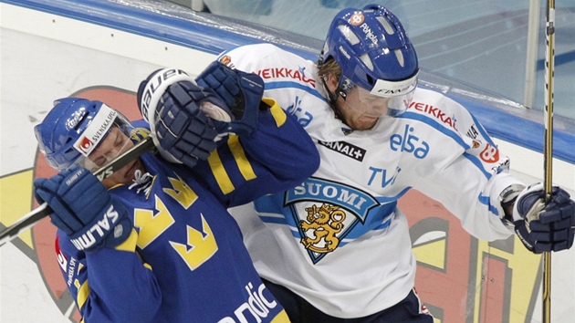 Patrik Zackrisson ze �védska (vlevo) a Fin Janne Jalasvaara bojují u mantinelu