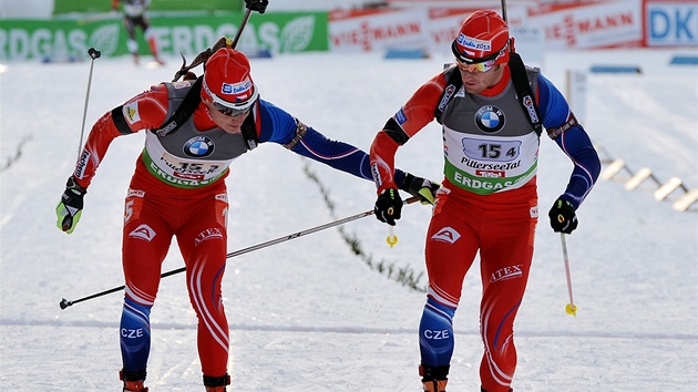 esk biatlonista Ondej Moravec (vlevo) pedv tafetu Michalu lesingrovi v zvod smench tafet v rakouskm Hochfilzenu.