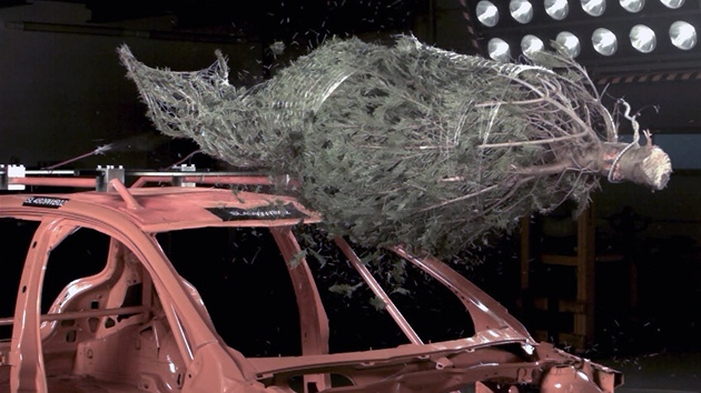 Speciální crashtest ADAC s vánočním stromečkem