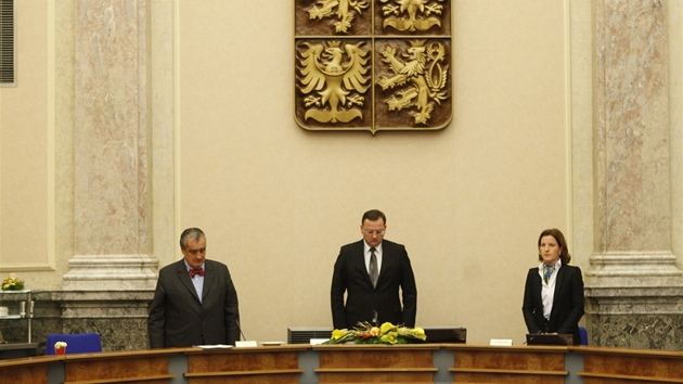 Pondělní mimořádné jednání vlády kvůli smrti Václava Havla začalo minutou ticha. (19.12.2011)