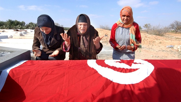 Rodina pohbívá Mohameda Buazízího. Mladý zeliná se stal symobolem tuniské