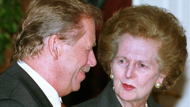 Někdejší britská předsedkyně vlády Margaret Thatcherová a Václav Havel v roce 1999 v Praze