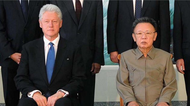 Vdce KLDR Kim ong-il s nkdejím prezidentem USA Billem Clintonem na snímku