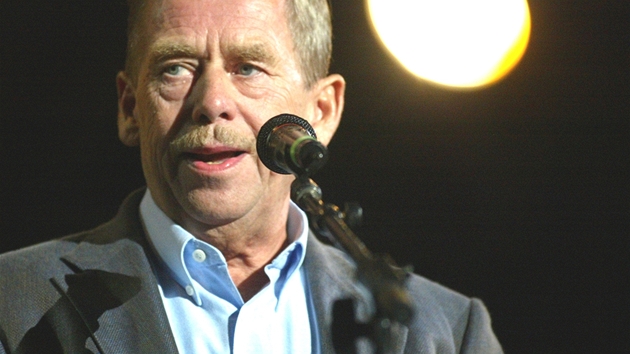 Václav Havel p�i projevu p�ed koncertem Rolling Stones na Letné (2003)