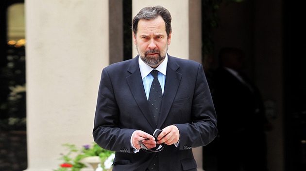 Radek John se musel do noení obleku njaký as dostávat.