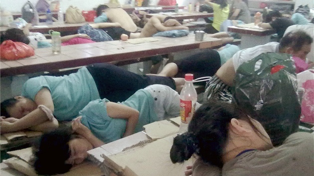 Pauzu na oběd tráví mnoho čínských dělníků krátkým odpočinkem