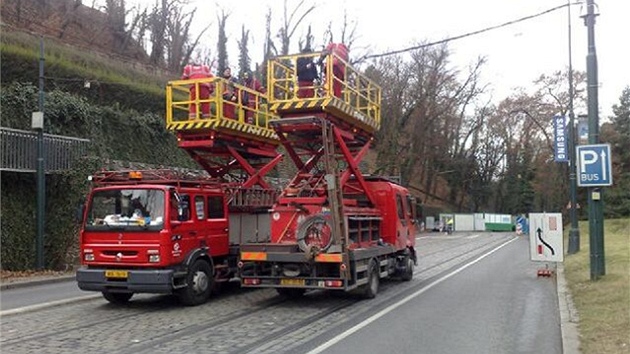 Technici opravují strené tramvajové troleje. Provoz tramvají tu musel být...