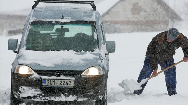 idi osvobozuje své auto ze snhové zajetí 