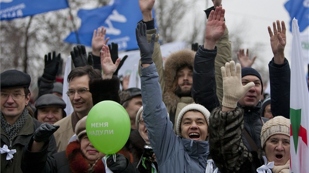 P�íznivci ruské opozi�ní strany Jabloko na demonstraci proti manipulování