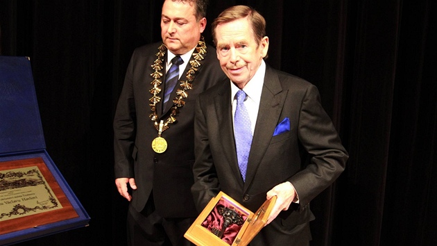 Na zaátku listopadu 2010 Václav Havel pevzal symbolický klí od msta...