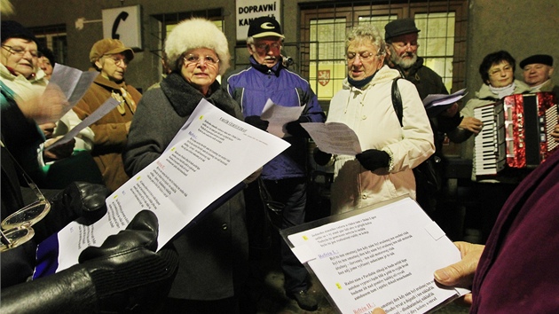 Lidé se s vlaky v Dolní Lipce rozlouili parodií na Cimrmanv valík, "Byl to