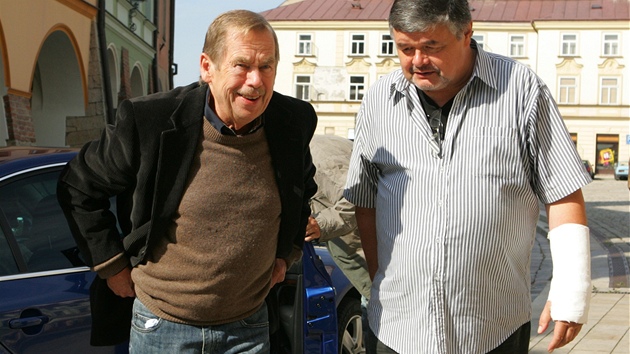Vclav Havel pijd na besedu s hradeckmi herci, kte v Klicperov divadle pipravuj jeho hru Odchzen. Vt ho editel divadla Ladislav Zeman. (2008)