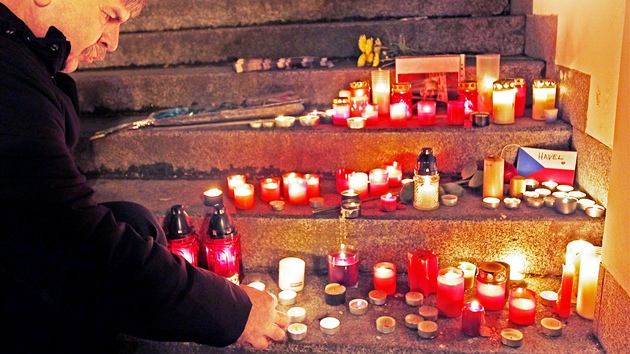 Lidé před divadlem v Pardubicích zapalují svíčky za Václava Havla a píší do kondolenčních listů.