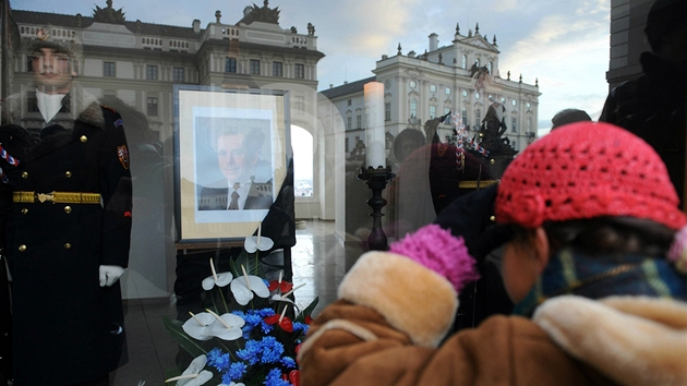 estn str na Praskm hrad v reakci na mrt bvalho prezidenta Vclava Havla (18. prosince 2011)