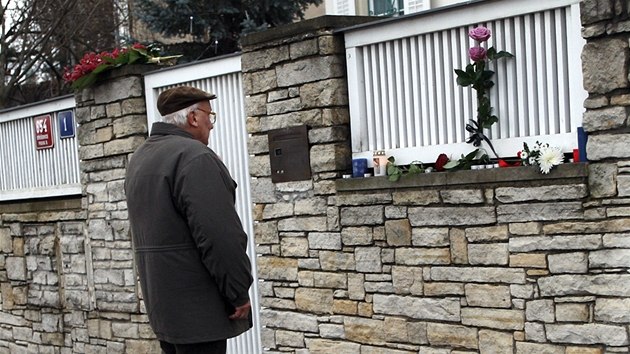 Sedmaedestilet Josef Klik ped domem bvalho prezidenta Vclava Havla, kter zemel ve vku 75 let (18. prosince 2011)