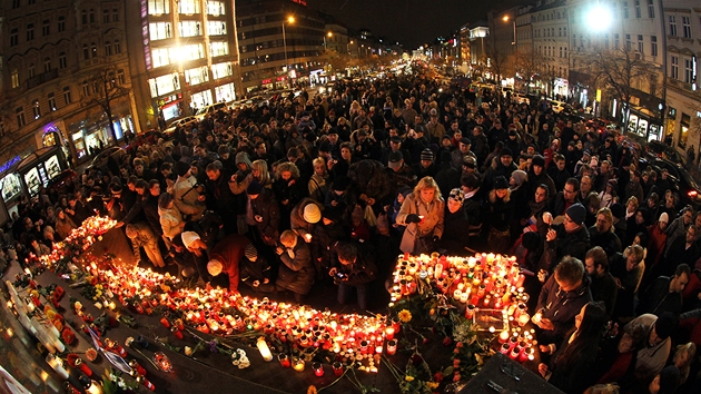 Pietní shromáždění na pražském Václavském náměstí v reakci na úmrtí bývalého