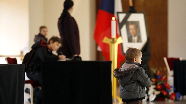 Lid podepisuj kondolenn knihu k mrt bvalho prezidenta Vclava Havla vystavenou na Praskm hrad (19. prosince 2011)