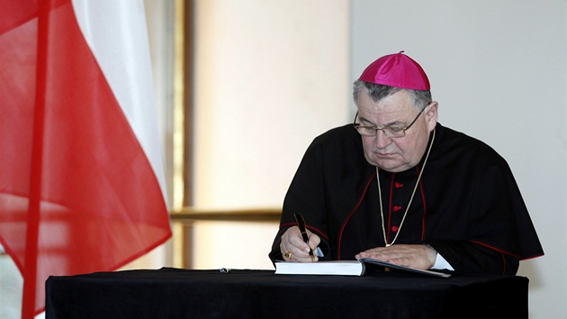 Arcibiskup Dominik Duka podepisuje kondolenn knihu k mrt bvalho prezidenta Vclava Havla vystavenou na Praskm hrad (19. prosince 2011)
