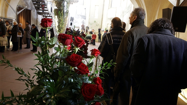 Lid ekaj v bvalm kostele svat Anny v Praze, aby se mohli poklonit