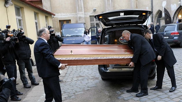 Dagmar Havlová ped Praskou kiovatkou, kam byly pivezeny ostatky bývalého prezidenta Václava Havla. (19. prosince 2011)