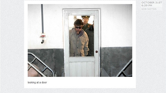 Kim Čong-il kouká na dveře.