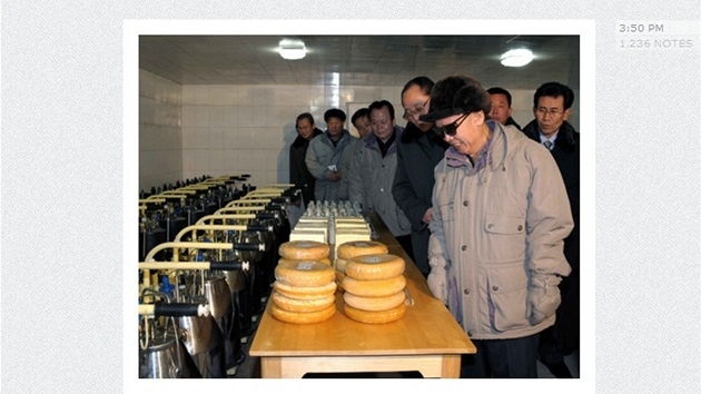 Kim Čong-il kouká na sýr.