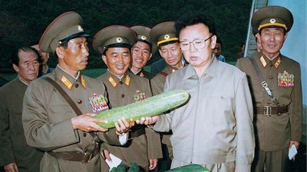 Kim Čong-il kouká na obří okurku.