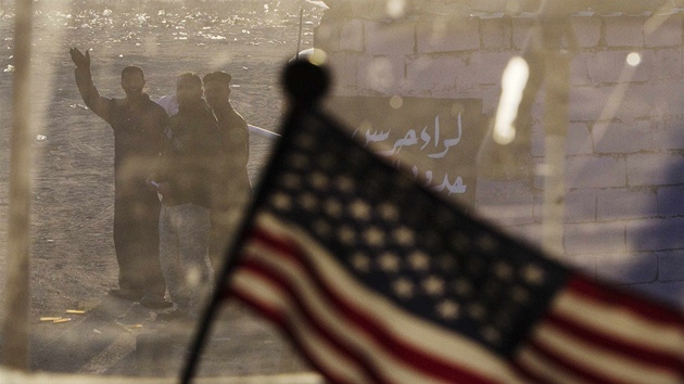 Iráané mávají vozidlu amerických voják z posledního konvoje USA, který