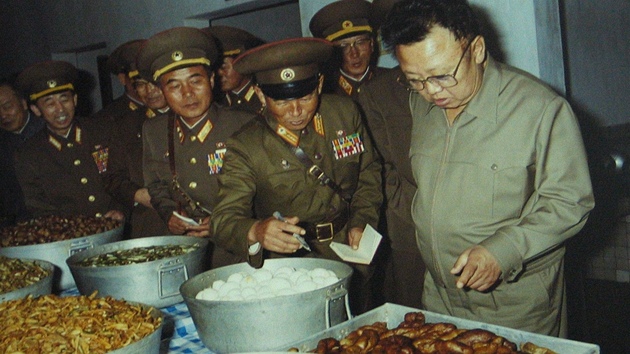 Kim Čong-il se kouká na maso.
