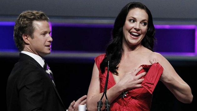 Katherine Heiglové se bhem dkovné ei roztrhly aty.