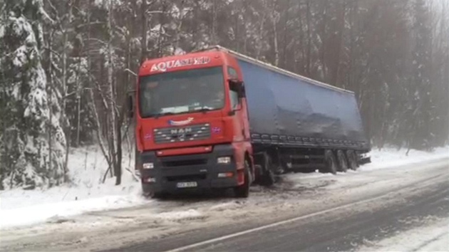 Sníh komplikuje provoz na silnici mezi Plzní a Beovem.