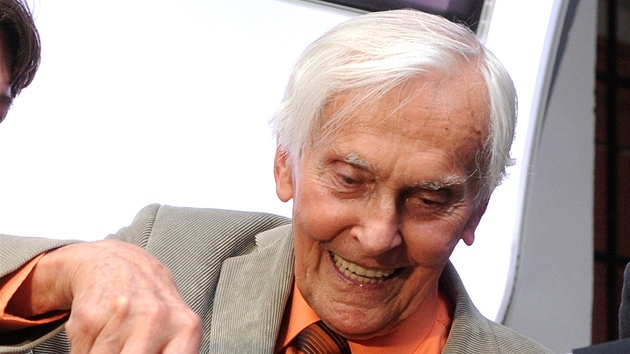 Zeminou z vlastní zahrádky pok�til cestovatel Miroslav Zikmund druhý díl výboru