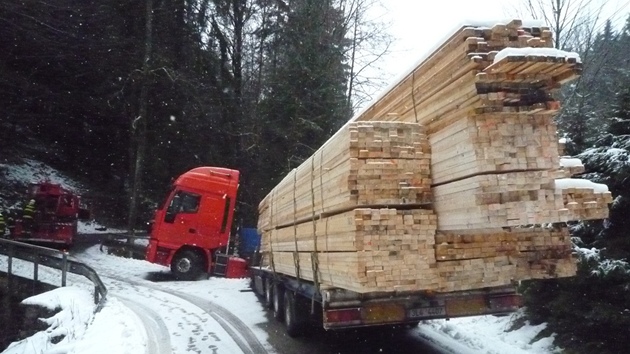 Nehoda tahae se devem, který zstal viset na mostku ve Stromkovicích na