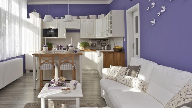 Dominantou obývacího prostoru je kuchyská linka ve stylu Provence. Kuchyský