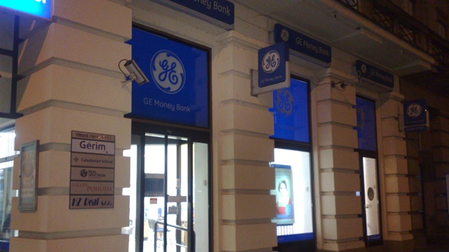 Přepadená pobočka GE Money Bank na Vítězném náměstí v Praze 6