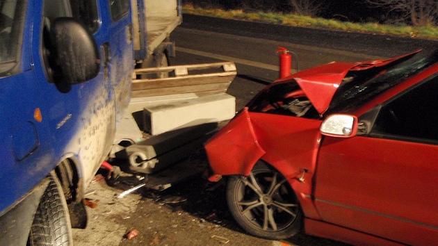 Srka osobnho renaultu s nkladnm citrenem, jeho idi se otel v kiovatce u Lpy na Zlnsku