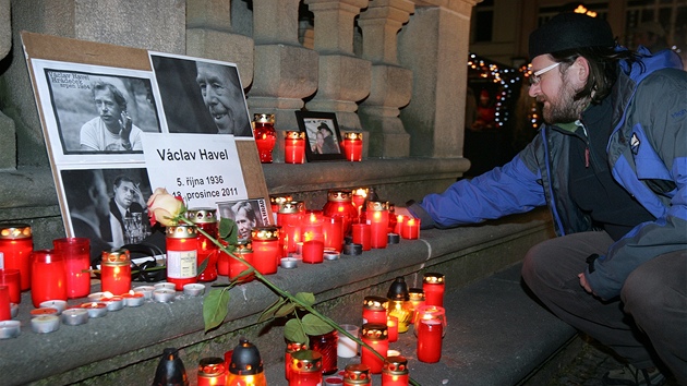 Lidé na Masarykov námstí v centru Ostravy zapalují svíky na památku