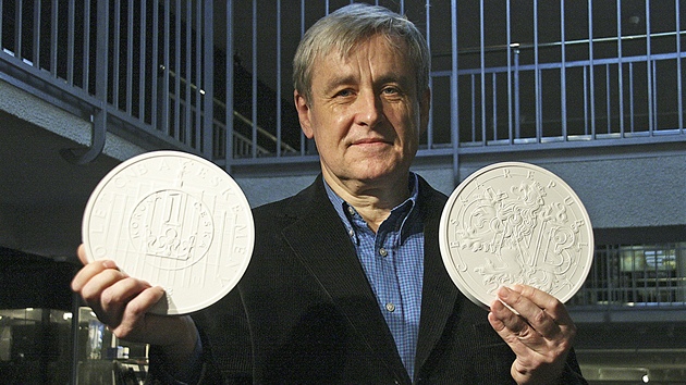 Akademický socha� Vladimír Oppl dr�í v ruce maketu vít�zné pam�tní mince. Lidé
