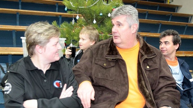 Pregrag Bená�ek (uprost�ed), trenér kolínských basketbalist�, p�ihlí�el