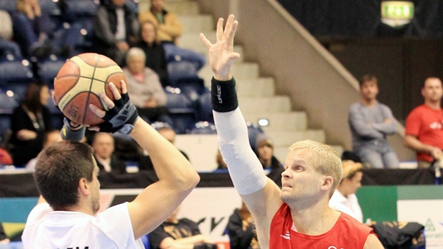 V pardubick arn se pedstavili tak basketbalist na vozku. Domc Studnka hraje v ervenm, host z Frdku v blm.