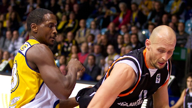 Lubo Barto (vpravo) v dresu Fuenlabrady proti EWE Baskets Oldenburg, brání ho