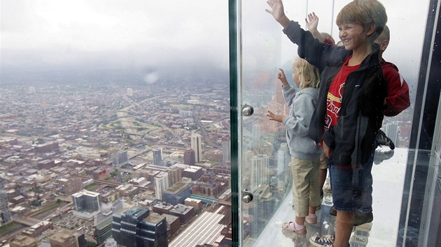 Sears Tower v Chicagu láká na unikátní sklennou vyhlídkovou terasu.