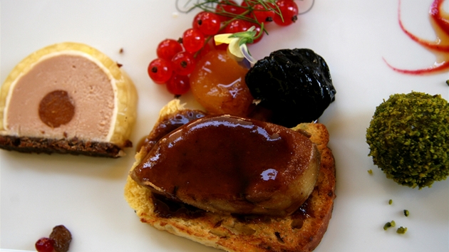Ve Francii nesm chybt na tdr veer oblben tun jtra foie gras: bu jako gurmnsk trojkombinace nebo v rustikln prav na pnvice.