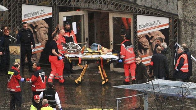 Zchrani nakldaj zrann, kte se ukryli v muzeu nedaleko toku v centru Lutychu (13. prosince 2011)