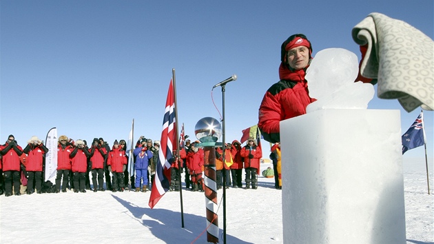 Norsk premir odhaluje na jinm plu Amundsenovu bustu z ledu pi slavnostnm ceremonilu v den staletho vro dobyt tony. (14. prosince 2011)