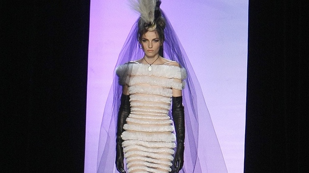 Haute couture pehldka J.-P. Gautliera na jaro 2011 - model Andrej Pejic pedvd svatebn aty